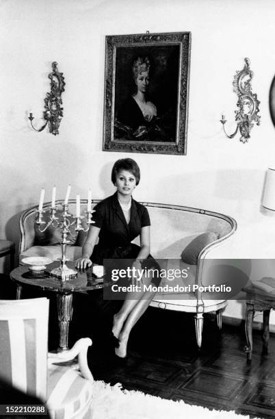 Italian actress Sophia Loren posing in her new house. The flat is located inside Palazzo Lovatelli. Rome, December 1959