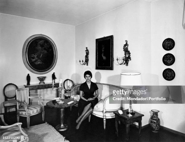 Italian actress Sophia Loren posing in her house. The flat is located inside Palazzo Lovatelli. Rome, December 1959