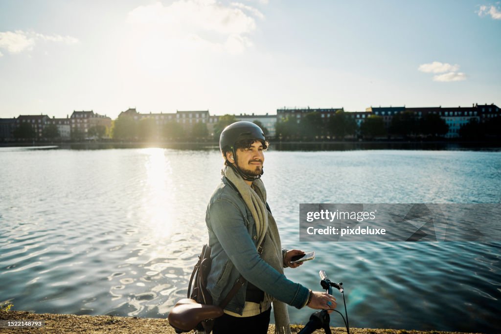 Urban Commute Bliss: Un homme apprécie la promenade en ville avec du vélo, absorbé par un podcast inspirant