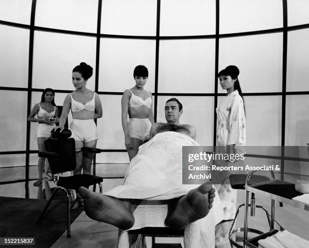 Sean Connery, Jeanne Roland and three Japanese girls in dèshabillè prepare themselves to shoot the fitness centre scene from You only live twice,...