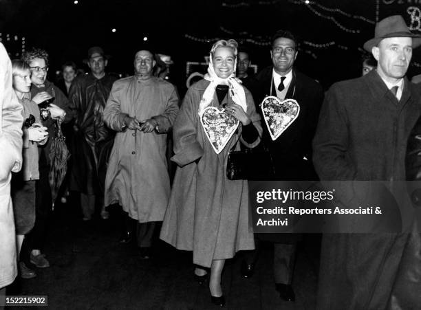 Raf Vallone and Maria Schell take a walk at night; they have two big sugar heart tied to the neck; among people, someone recognize them; this time...