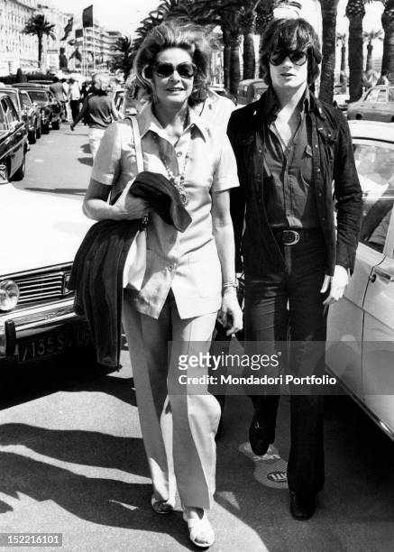The actress Ingrid Bergman walking along the road with her son Roberto Jr, known as Robertino. Cannes, 1973.