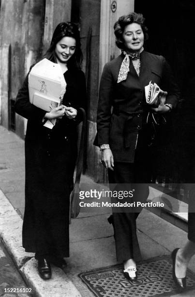The actress Ingrid Bergman strolling through Rome with her daughter Isabella Rossellini. Rome, 1974.