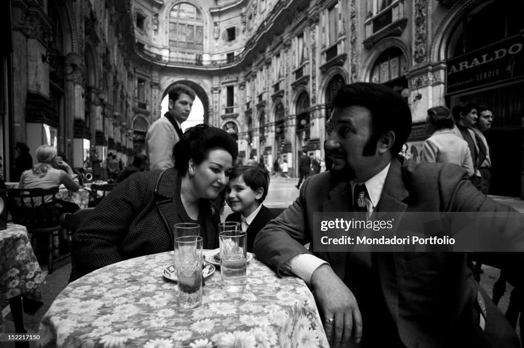 Montserrat Caballé with Bernabé Marti and Bernabé II sitting at a bar table