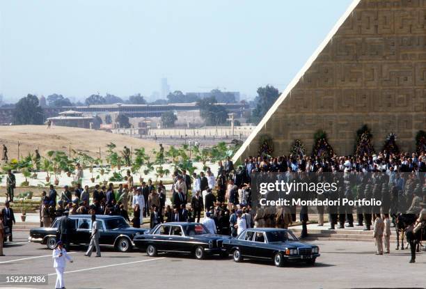 Sadat family and the high politic officers goes away after the funeral of the president assassinated on October 6; soldiers fencethe area. Medinet...