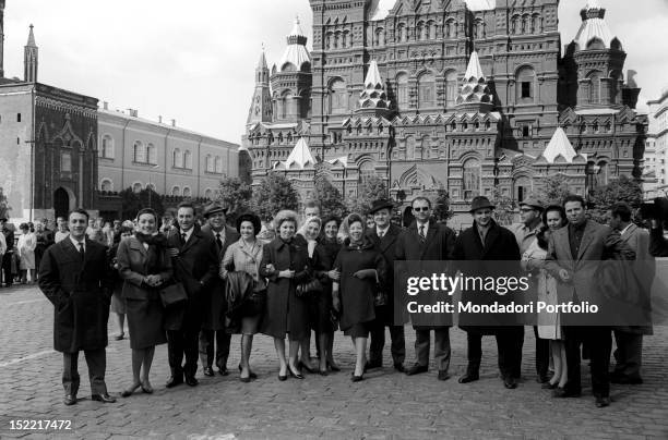 Group photo of the members of the Company of the Teatro alla Scala; behind them, the Kremlin. Moscow, September 1964.