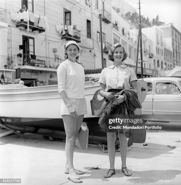 The actress Ingrid Bergman and her daughter Pia Lindstrom in a pose smiling near the pier. Capri, the '50s.