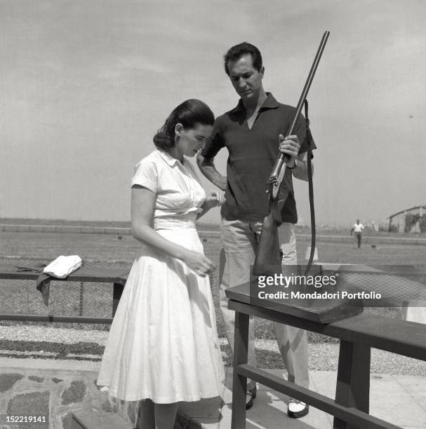 The actress Lucia Bosè and her bullfighter husband Luis Miguel Dominguin are at a shooting range. Venice, 1956.
