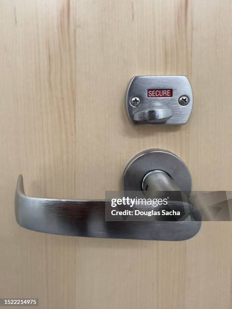 door handle with locking mechanism - latch stock-fotos und bilder