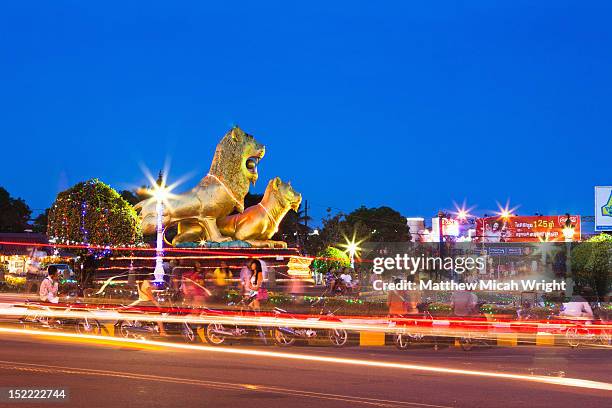 the statue of the three lions at dusk. - lion city photos et images de collection