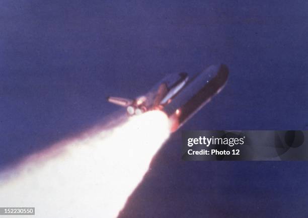Shuttle Exploding 124 Challenger Space Shuttle Explosion Stock Photos, High-Res Pictures ...