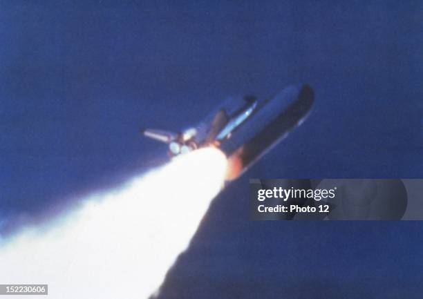Shuttle Challenger Exploding 160 Space Shuttle Challenger Explosion Stock Photos, High-Res Pictures ...