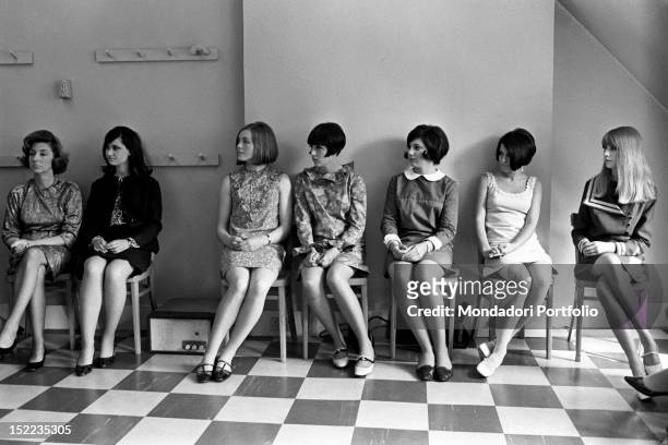 Spectators and models attending a fashion show of the British stylist Mary Quant. London, 1960s