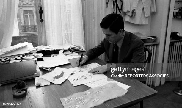 Le célèbre modéliste Erik Mortensen de la maison Balmain au travail dans son atelier à Paris en 1967