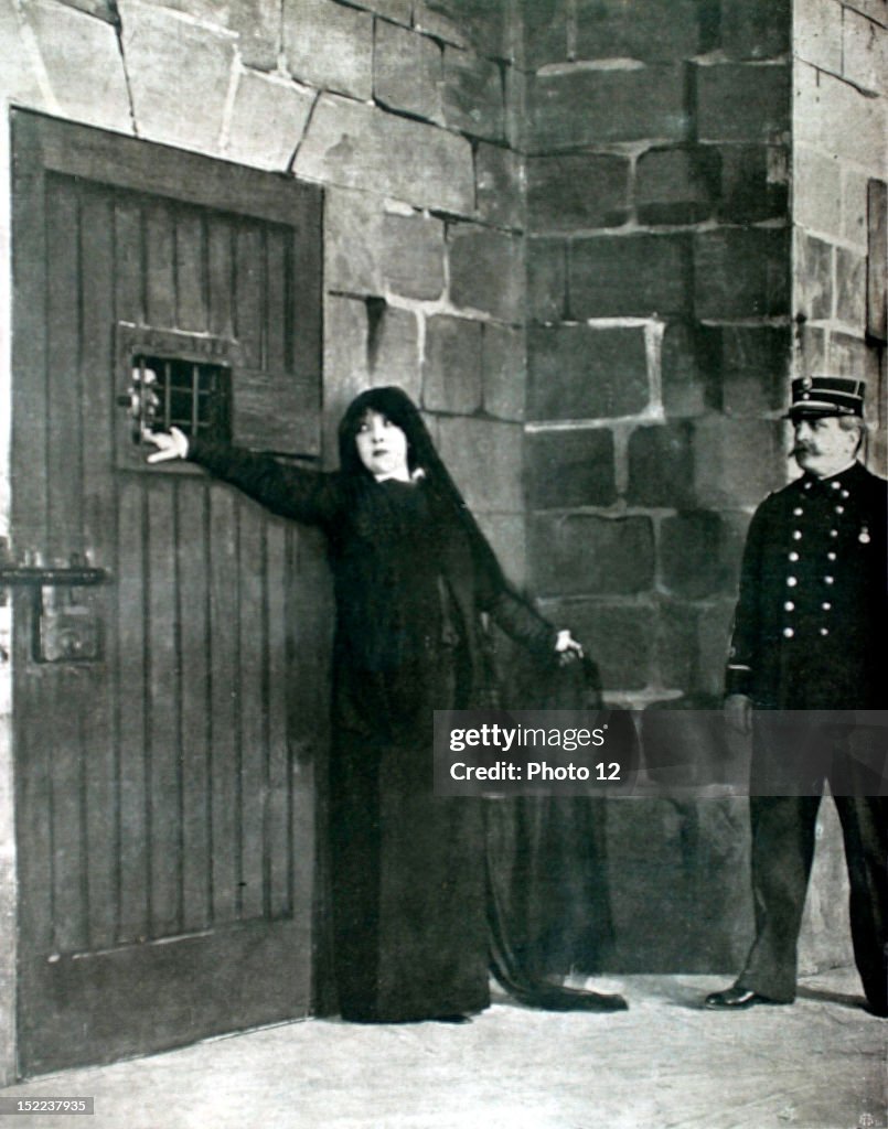 France, 1913, Sarah Bernhardt in 'Jeanne Dore, a drama by Tristan Bernard, Jeanne Dore in front of the cell of her son, sentenced to death.