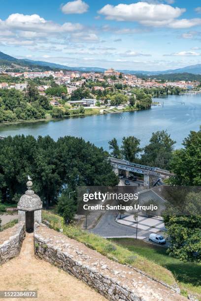 tui and minho river seen from fortress of valença do minho - älvsborgsbron bildbanksfoton och bilder