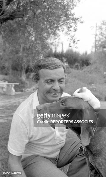 Portrait de Maurice Mességué avec un hamster sur la tête d'un chien en 1968.