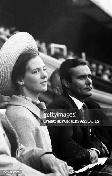 La Princesse Margrethe II et le Prince Henrik du Danemark lors d'un match de football entre le FC Copenhague et les Girondins de Bordeaux en 1967 à...