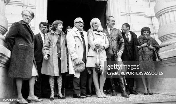 Mylène Demongeot et Marc Simenon se marient à la mairie de Saint-Cloud en compagnie de Marcel Achard et de Henri Salvador le 16 septembre 1968