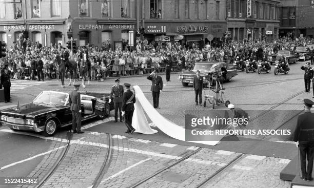 Harald V de Norvège et Sonja Haraldsen à la sortie de l'église le 29 août 1968 à Oslo.