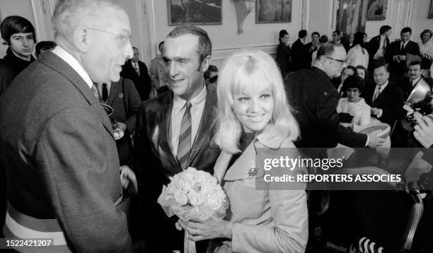 Mylène Demongeot et Marc Simenon se marient devant le maire à la mairie de Saint-Cloud le 16 septembre 1968