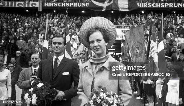 La Princesse Margrethe II et le Prince Henrik du Danemark lors d'un match de football entre le FC Copenhague et les Girondins de Bordeaux en 1967 à...