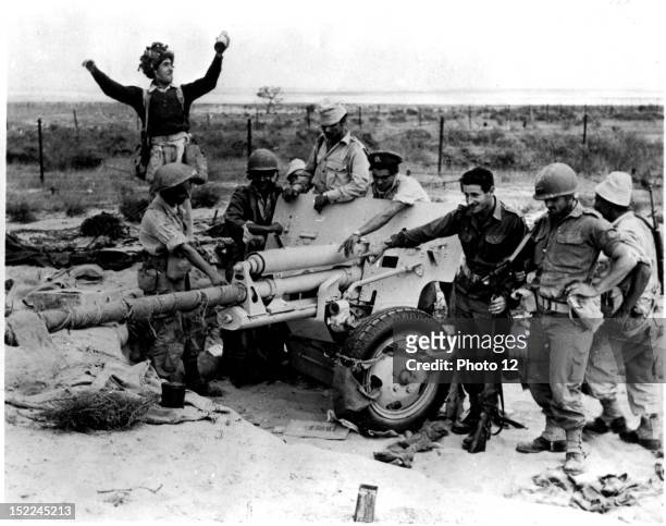 Israeli soldats examining the Soviet artillery captured from the Egyptians Egypt, Suez Crisis, Washington, National Archives.