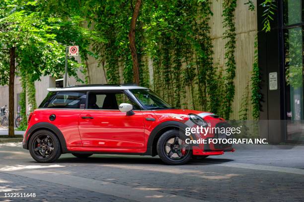 2023 mini cooper jcw on urban street - veículo com carroçaria de dois volumes com três ou cinco portas imagens e fotografias de stock