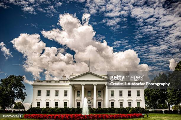 clouds over the white house - witte huis stockfoto's en -beelden