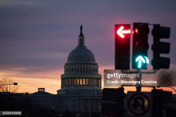 traffic signals by the us capitol building - amerikanischer kongress stock-fotos und bilder