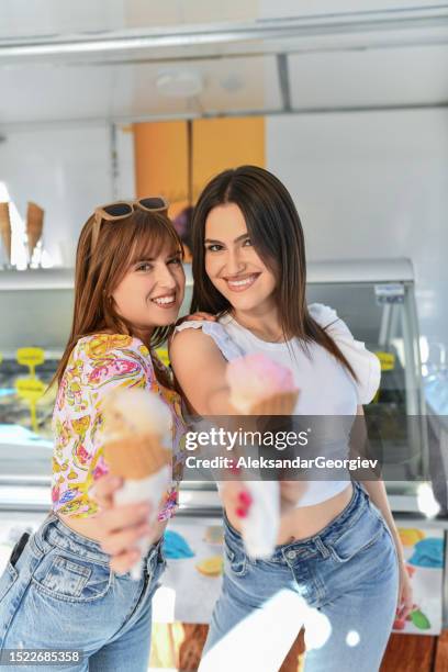 kommen sie und essen sie ein eis mit uns - imbissbude stock-fotos und bilder