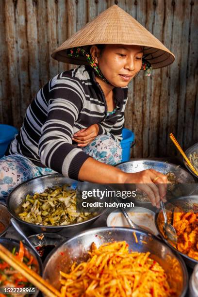 vietnamese food vendor on local market - vietnam and street food stock pictures, royalty-free photos & images