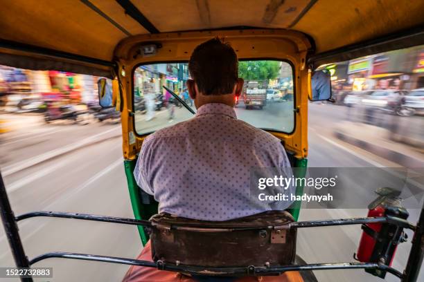 indischer mann fährt auto-rikscha (tuk-tuk), indien - tuk tuk stock-fotos und bilder