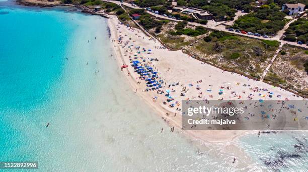 la pelosa, popular white sand beach on the sardegna island, italy - la italia stock pictures, royalty-free photos & images