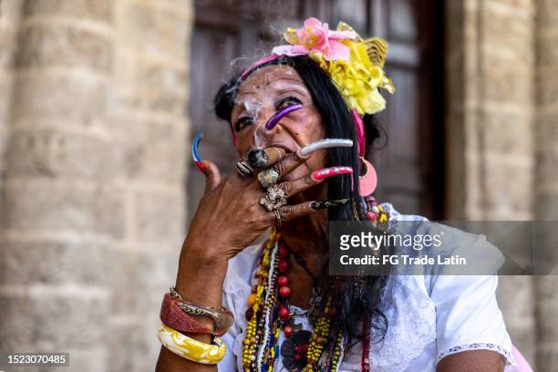 mujer mayor cubana fumando puros al aire libre - beautiful women smoking cigars fotografías e imágenes de stock