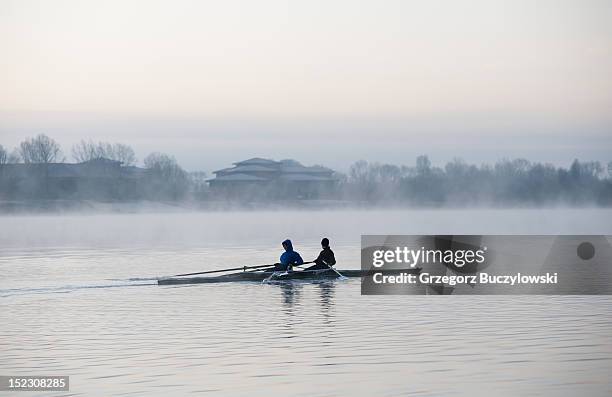 rowing in mist - milton keynes stockfoto's en -beelden