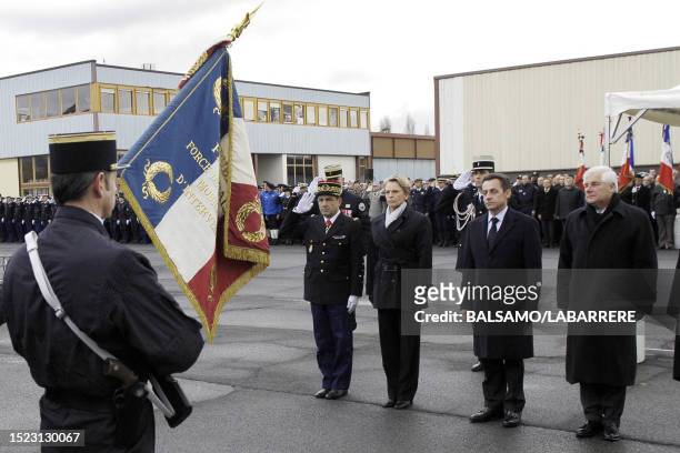 Le Colonel Frédéric Gallois , la ministre de la Défense, Michèle Alliot-Marie, le ministre de l'Intérieur Nicolas Sarkozy et le ministre de la...