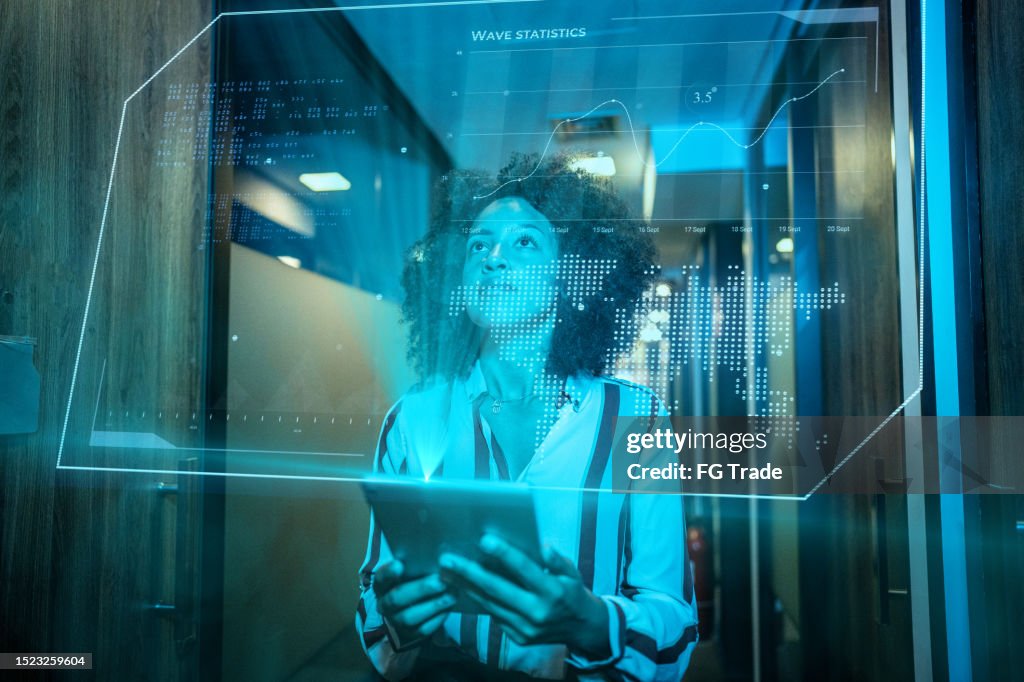 Junge Frau mit Augmented-Reality-Gerät im Büro