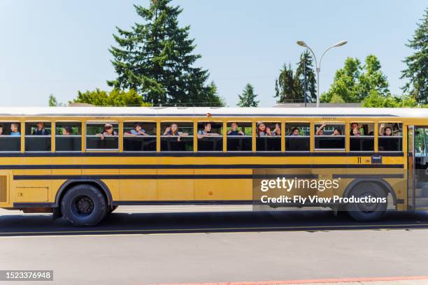 des écoliers excités dans un autobus scolaire - bus scolaire photos et images de collection