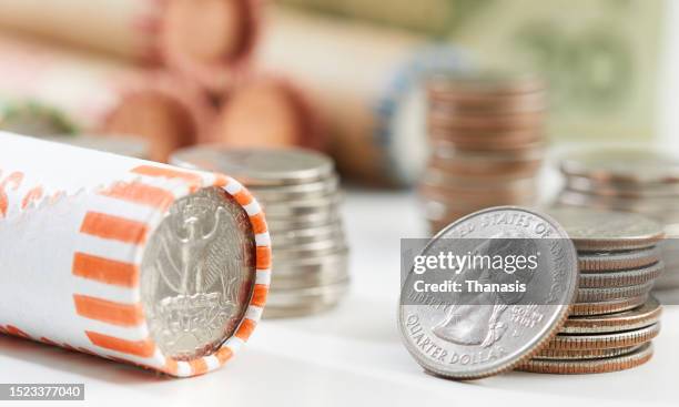 close up on twenty five cents us coin - pièce de vingt cinq cents photos et images de collection