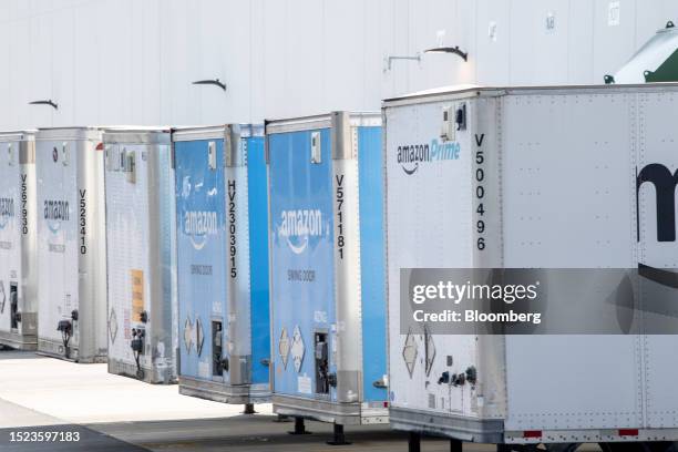 Amazon Loading Bay 100 Amazon Haul Stock Photos, High-Res Pictures, and Images - Getty Images