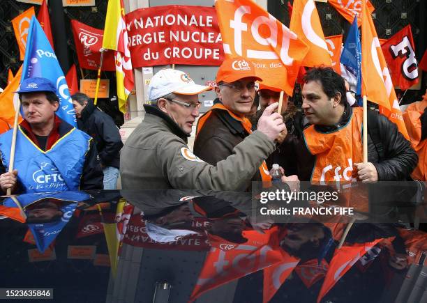 Une centaine de salariés d'Areva NC, branche nucléaire du groupe Areva, sont rassemblés devant le siège du groupe Areva, le 13 février 2007 à Paris...