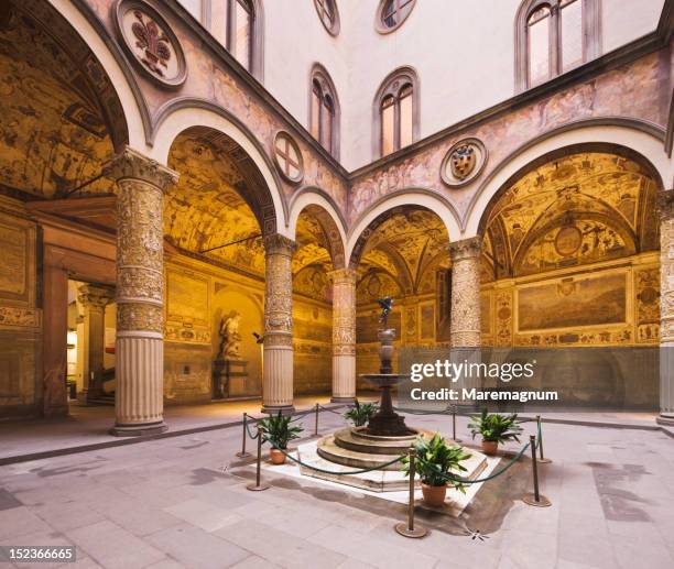 palazzo vecchio, first courtyard - palazzo vecchio photos et images de collection