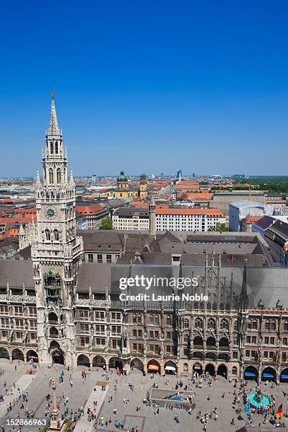 marienplatz and neues rathaus - marienplatz fotografías e imágenes de stock