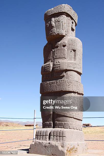 ponce stela tiwanaku - ruïnes van tiahuanaco stockfoto's en -beelden