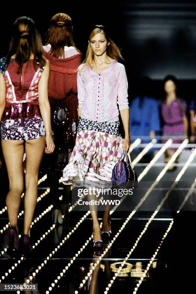 Model Sara Ziff walks the runway in the Louis Vuitton Spring 2005 News  Photo - Getty Images