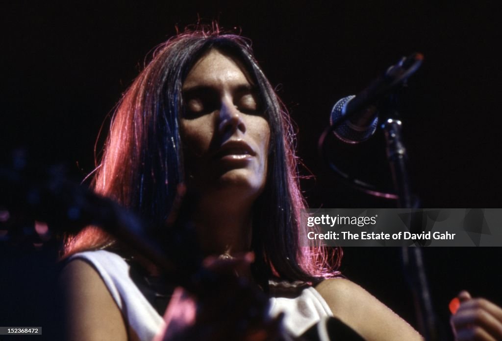 Country singer Emmylou Harris performs on July 19, 1978 at the Dr