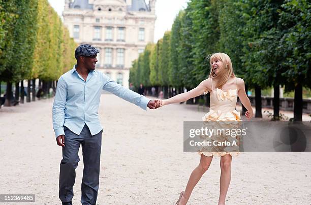 couple in paris - tuilerieën tuin stockfoto's en -beelden