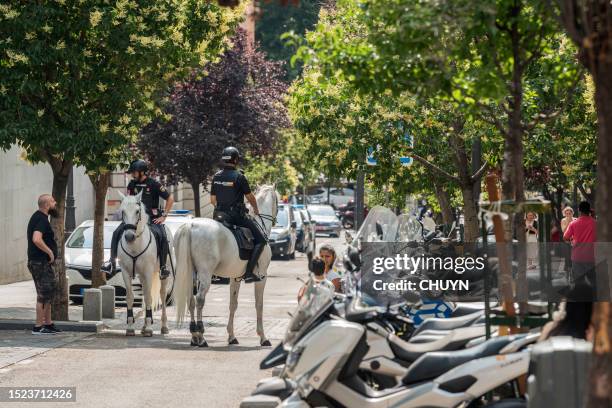 mounted police by madrid - polícia a cavalo imagens e fotografias de stock