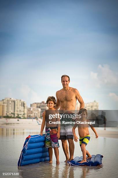 father ans sons - 40 44 ans stock pictures, royalty-free photos & images